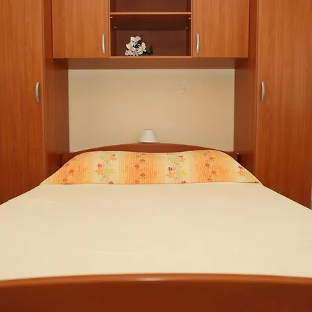 Apartment Mladen *